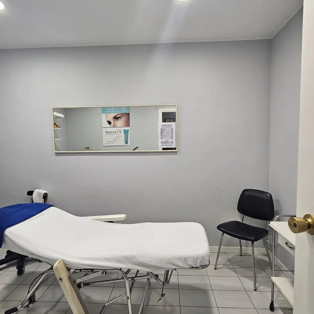 Schlafzimmer von Geschaftsraum zum Verkauf in Sant Feliu de Llobregat mit Klimaanlage, Heizung und Parkett