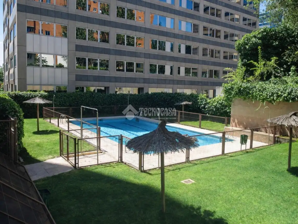 Piscina de Piso en venta en Madrid con Calefacción y Piscina comunitaria
