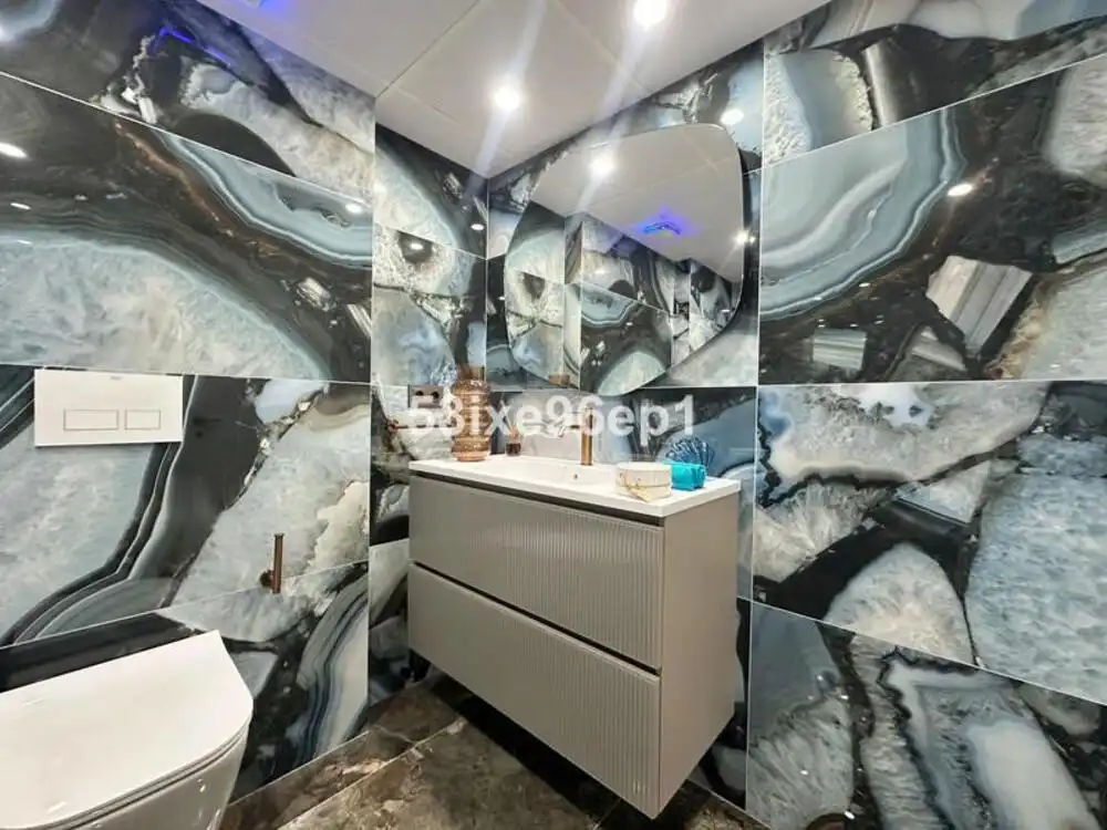 Baño de Apartamento de alquiler en Marbella con Aire acondicionado, Jardín privado y Terraza