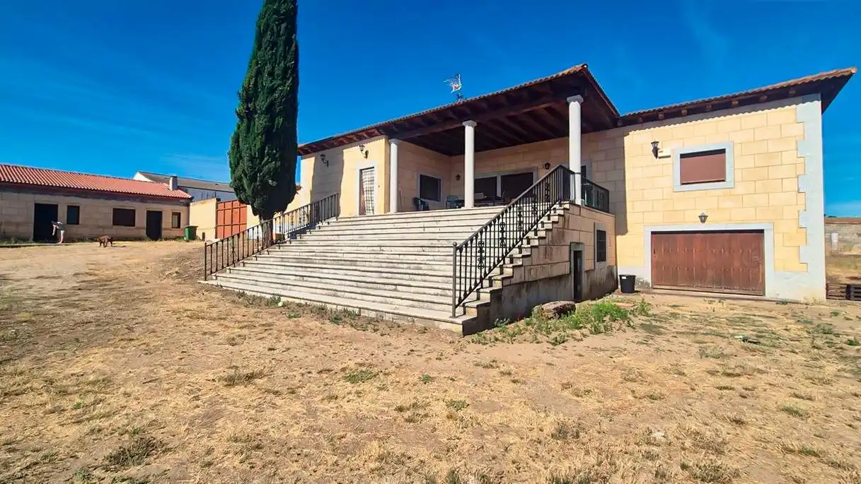 Vista exterior de Casa o chalet en venta en Ledesma