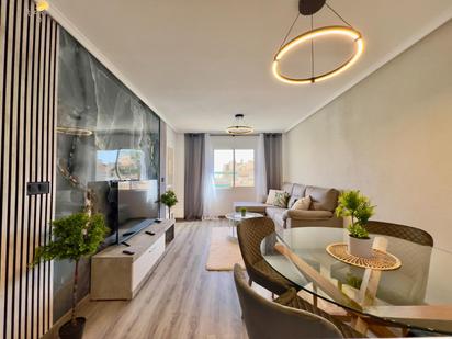 Sala d'estar de Apartament en venda en Torrevieja amb Jardí privat, Terrassa i Piscina comunitària