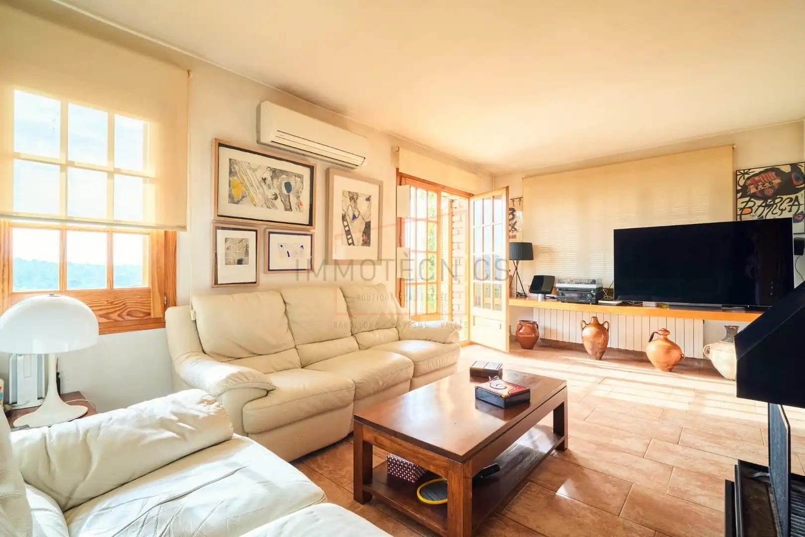 Sala d'estar de Casa o xalet en venda en Les Franqueses del Vallès amb Aire condicionat, Jardí privat i Terrassa