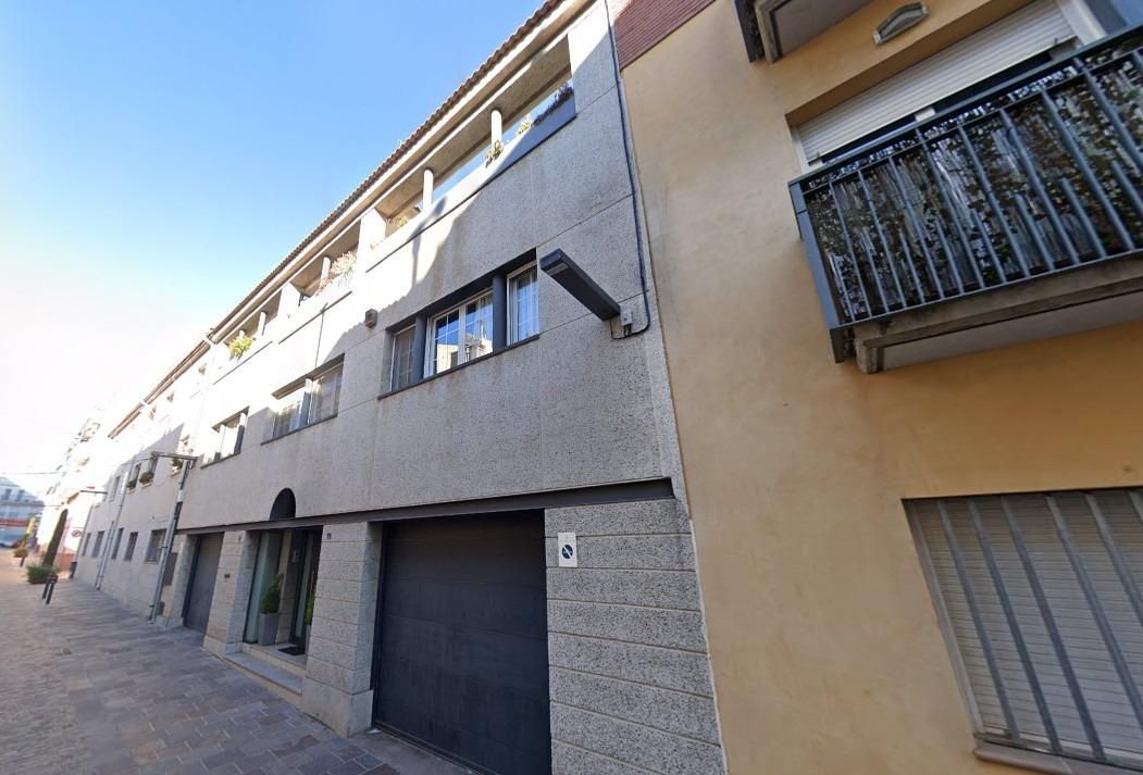 Vista exterior de Pis en venda en Parets del Vallès amb Piscina comunitària