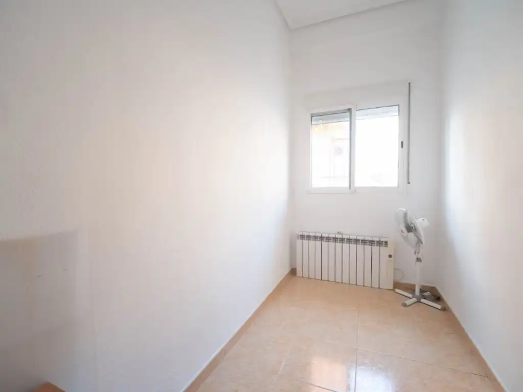 Habitación de Planta baja en venta en La Pobla de Vallbona con Aire acondicionado, Calefacción y Terraza
