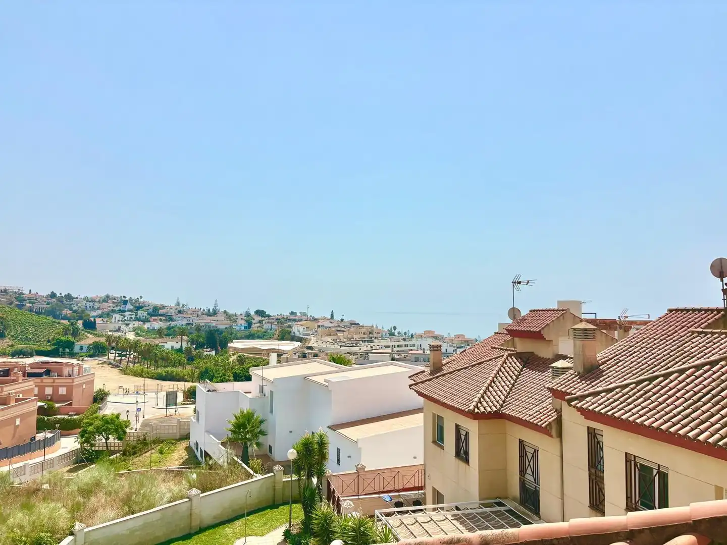 Vista exterior de Casa adosada en venda en Vélez-Málaga amb Aire condicionat, Jardí privat i Terrassa