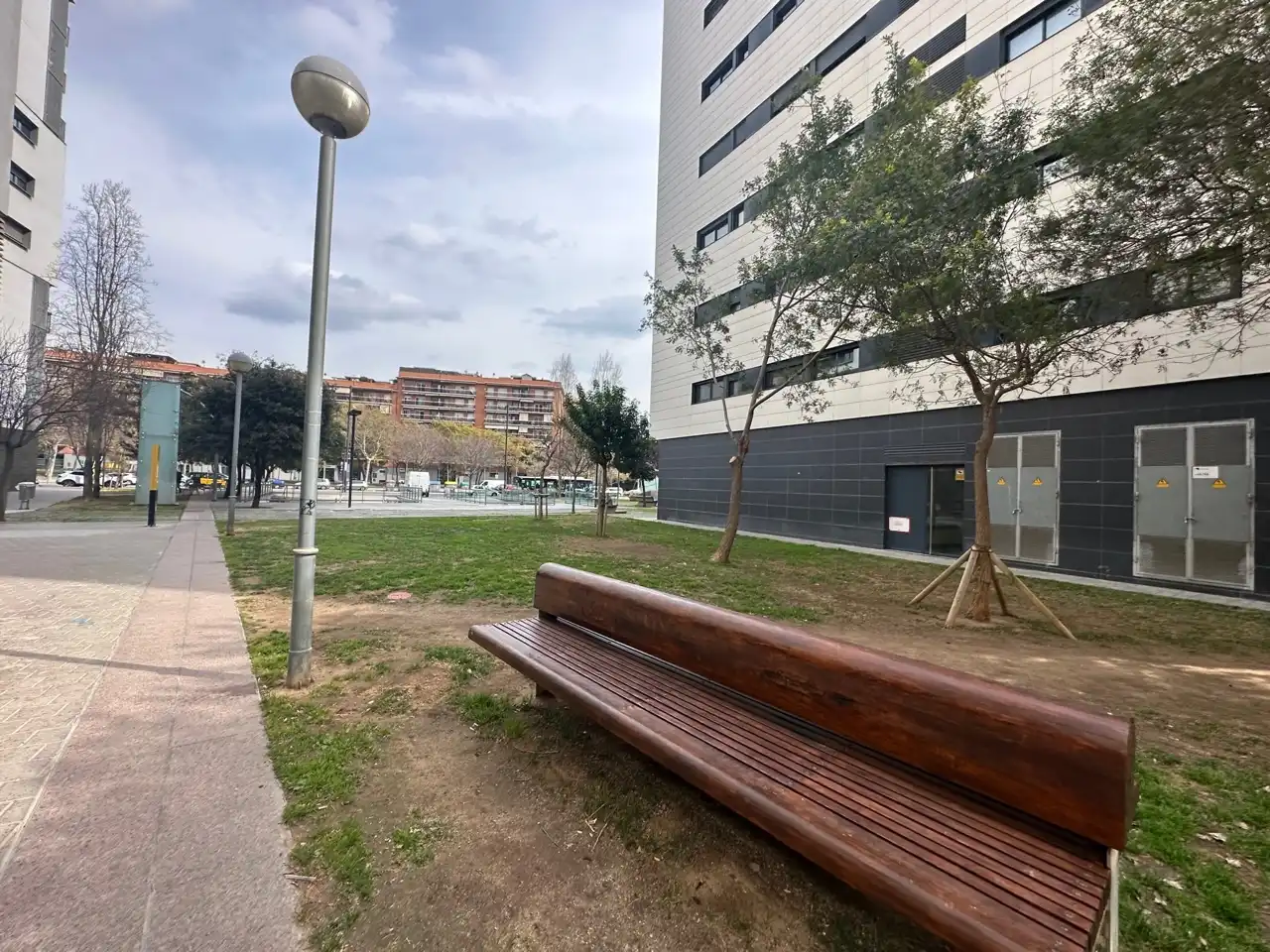 Vista exterior de Local en venda en L'Hospitalet de Llobregat amb Terrassa i Alarma