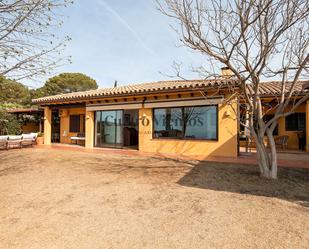 Vista exterior de Finca rústica de lloguer en Sant Vicenç de Montalt amb Aire condicionat i Piscina