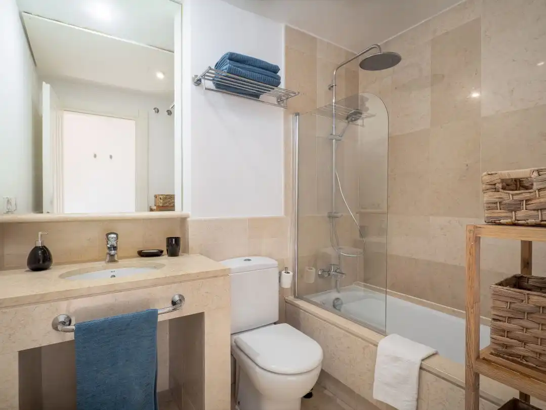 Bathroom of Flat for rent in Sotogrande  with Air Conditioner, Heating and Terrace