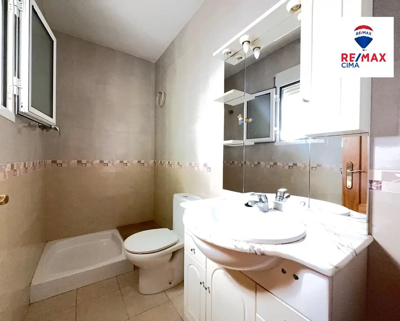 Badezimmer von Einfamilien-Reihenhaus zum Verkauf in Zújar mit Heizung und Terrasse