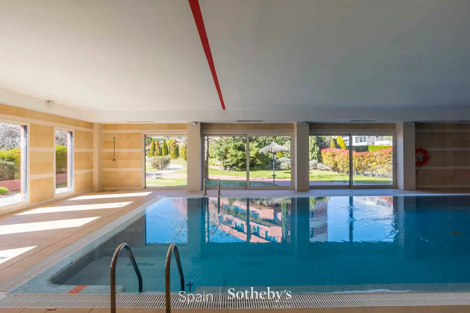 Piscina de Dúplex en venta en Pozuelo de Alarcón con Aire acondicionado, Calefacción y Terraza