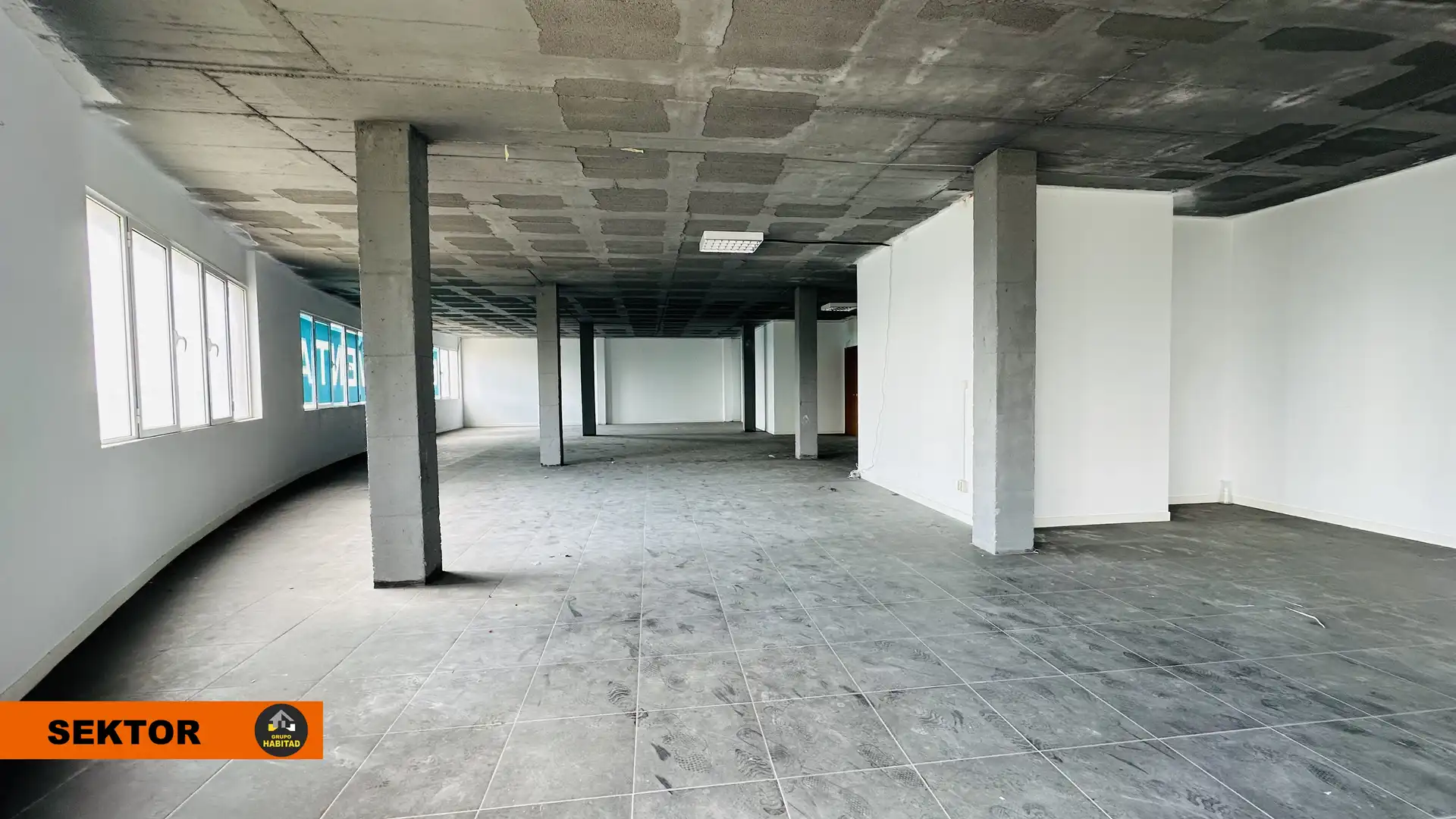 Nau industrial amb ascensor en venda a Plaça del Pi Tallat