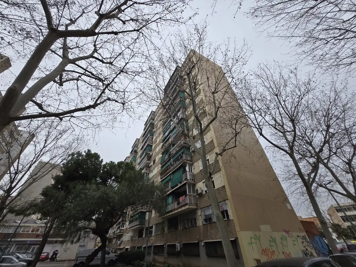 Exterior view of Flat for sale in L'Hospitalet de Llobregat  with Oven, Balcony and Alarm