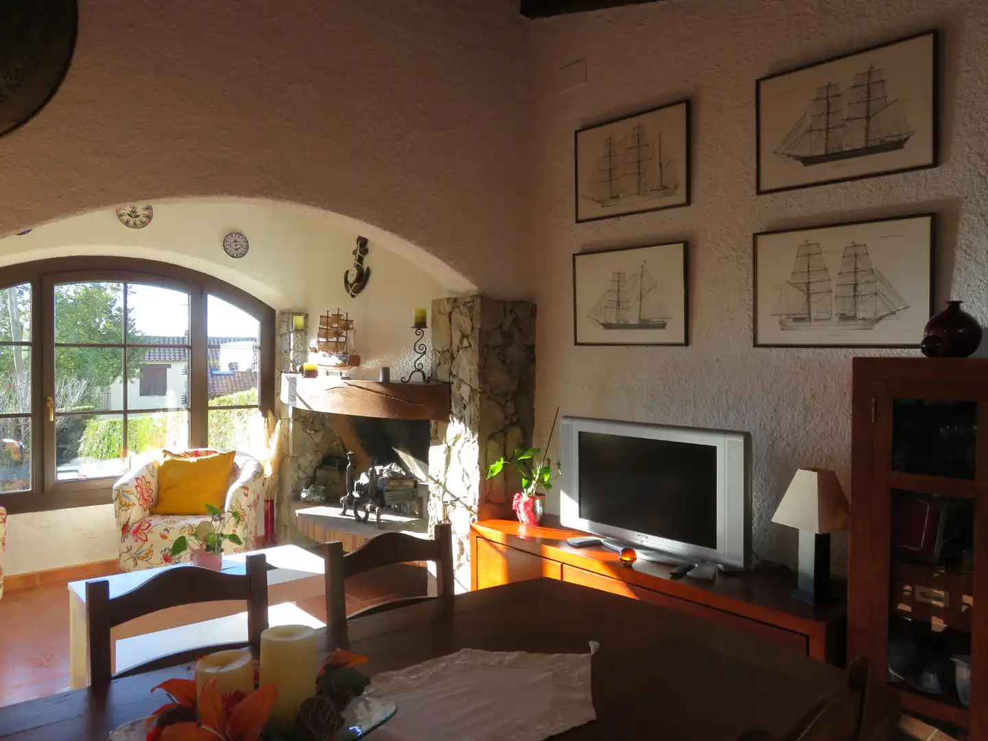 Sala de estar de Casa adosada en venta en L'Estartit con Aire acondicionado, Calefacción y Jardín privado