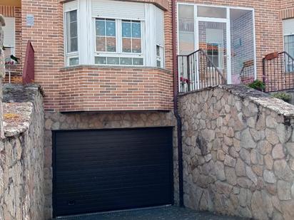 Vista exterior de Casa adosada en venda en Moriscos amb Calefacció, Jardí privat i Traster