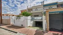 Vista exterior de Casa adosada en venda en Cunit amb Calefacció, Jardí privat i Terrassa