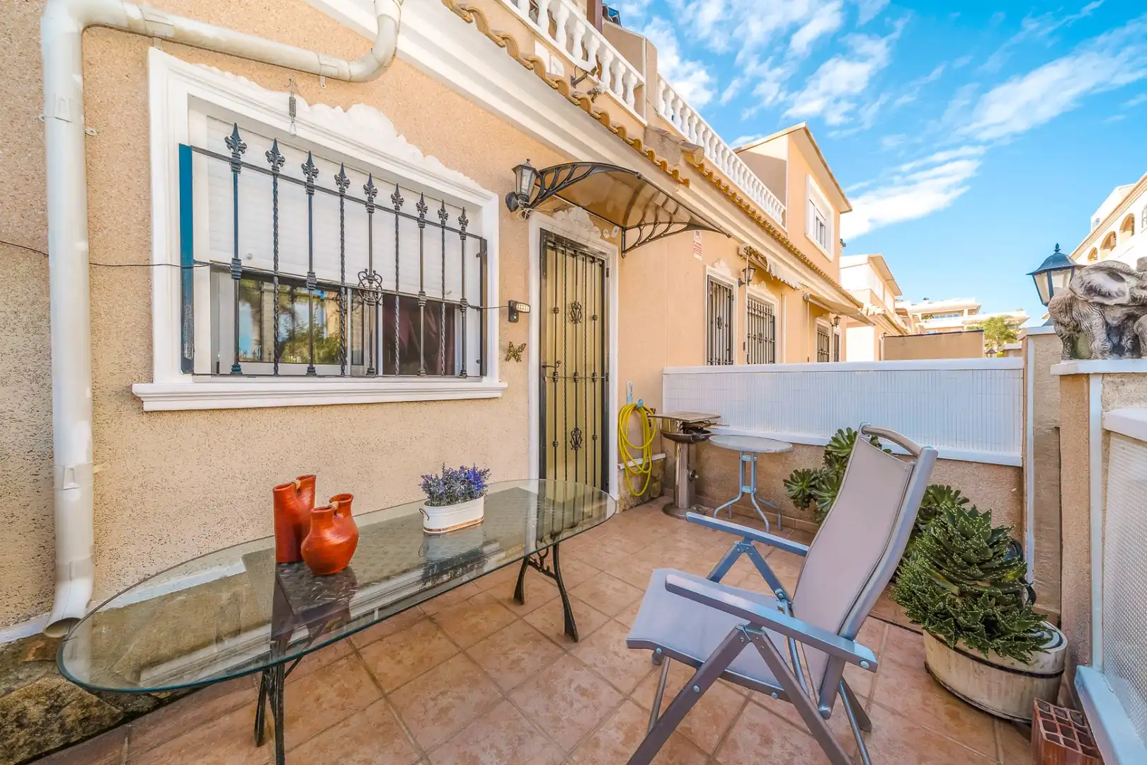 Vista exterior de Casa adosada en venda en Orihuela amb Aire condicionat, Terrassa i Traster