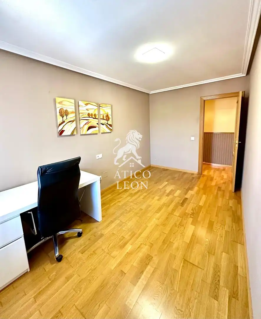 Habitación de Piso en venta en León Capital  con Calefacción, Terraza y Trastero