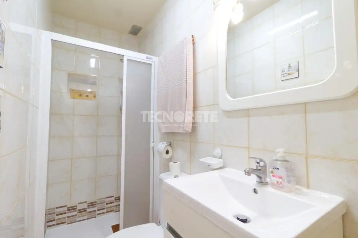 Badezimmer von Einfamilien-Reihenhaus zum Verkauf in Toledo mit Klimaanlage, Heizung und Privatgarten