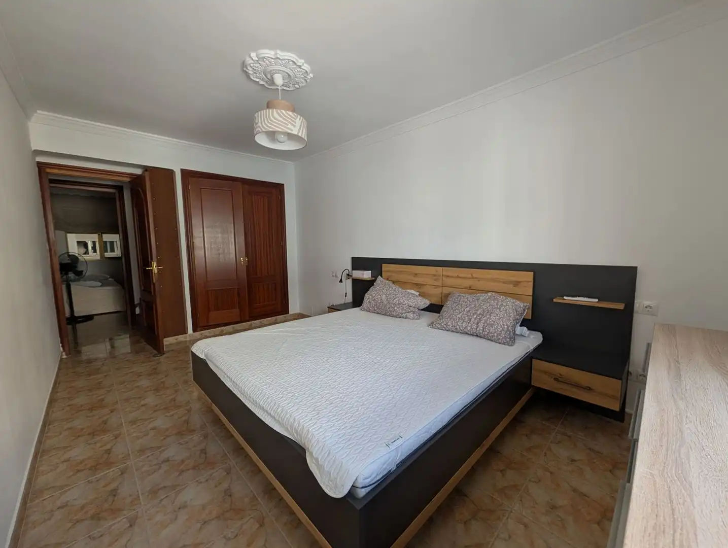 Habitación de Apartamento de alquiler en Estepona con Aire acondicionado, Calefacción y Terraza