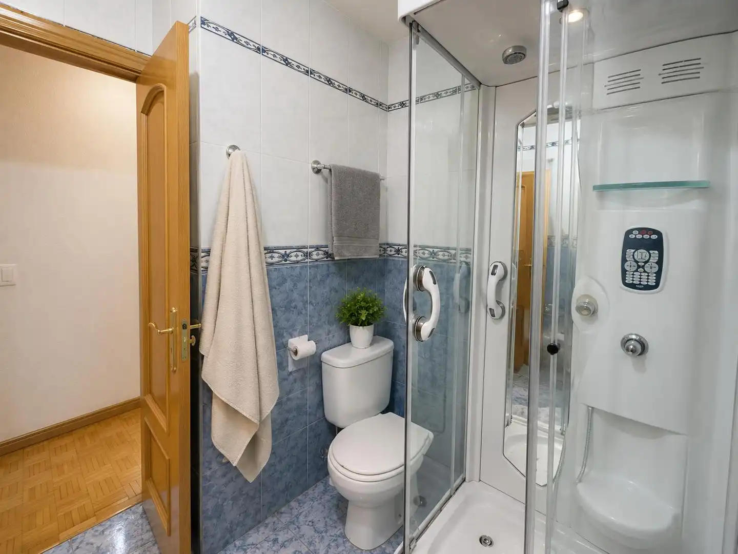 Bathroom of Flat for sale in Madrid  with Air Conditioner, Heating and Parquet flooring