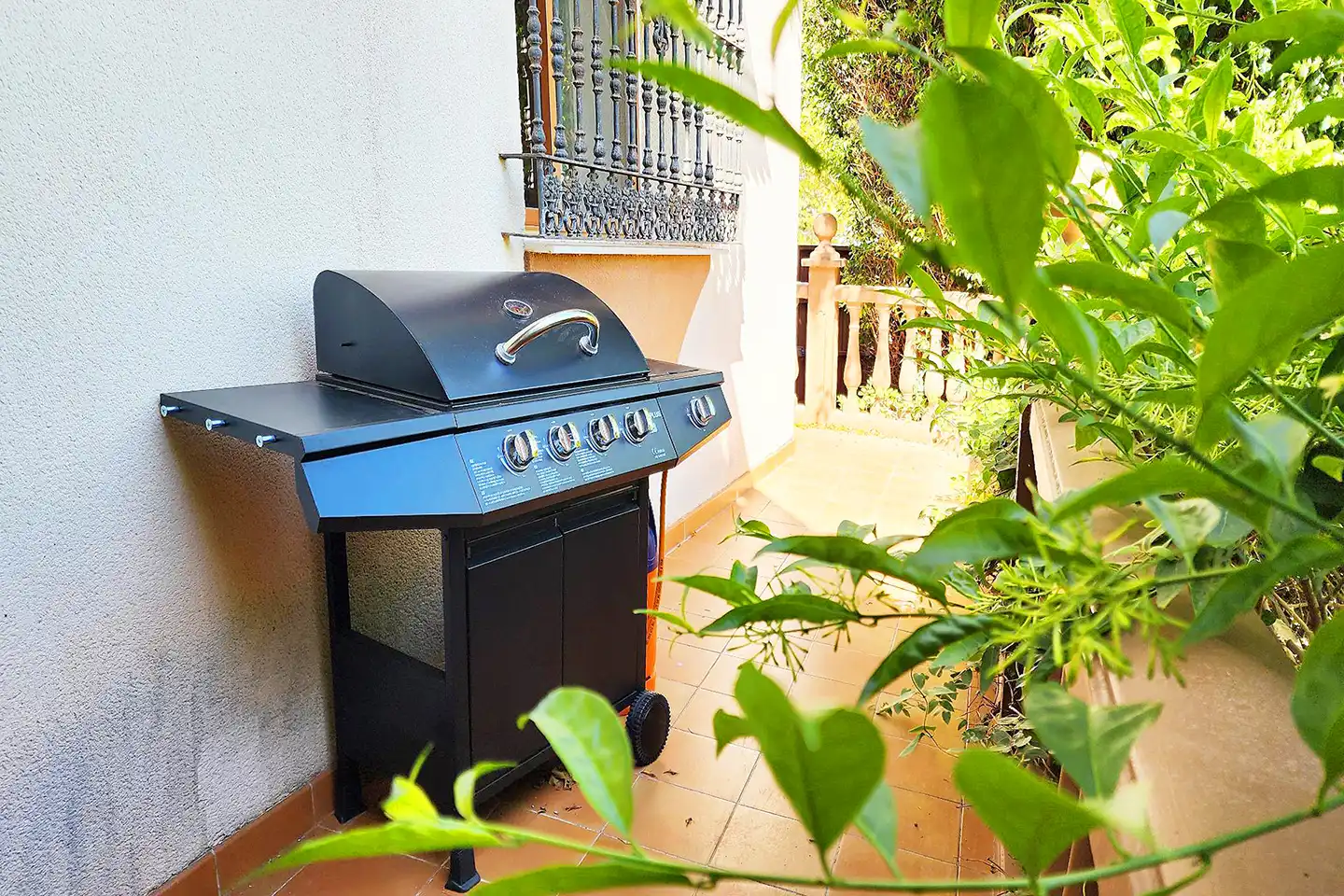 Vista exterior de Casa o xalet en venda en Benalmádena amb Aire condicionat, Jardí privat i Terrassa