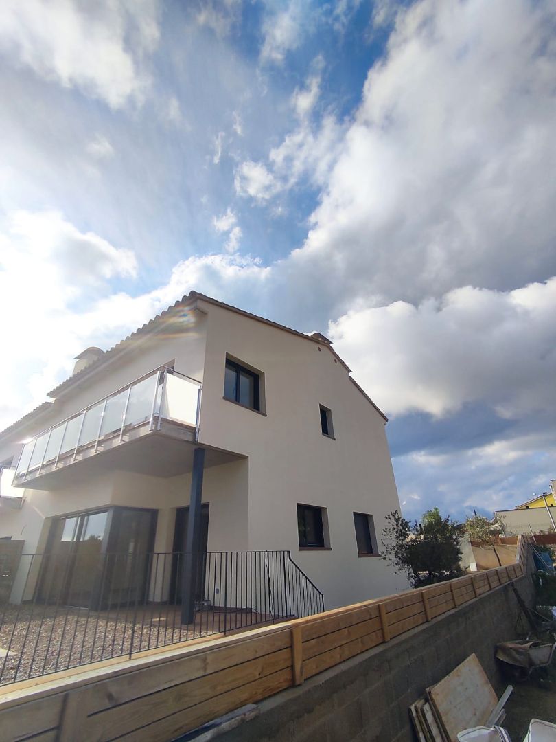 Vista exterior de Casa adosada en venda en Calonge amb Aire condicionat, Calefacció i Jardí privat