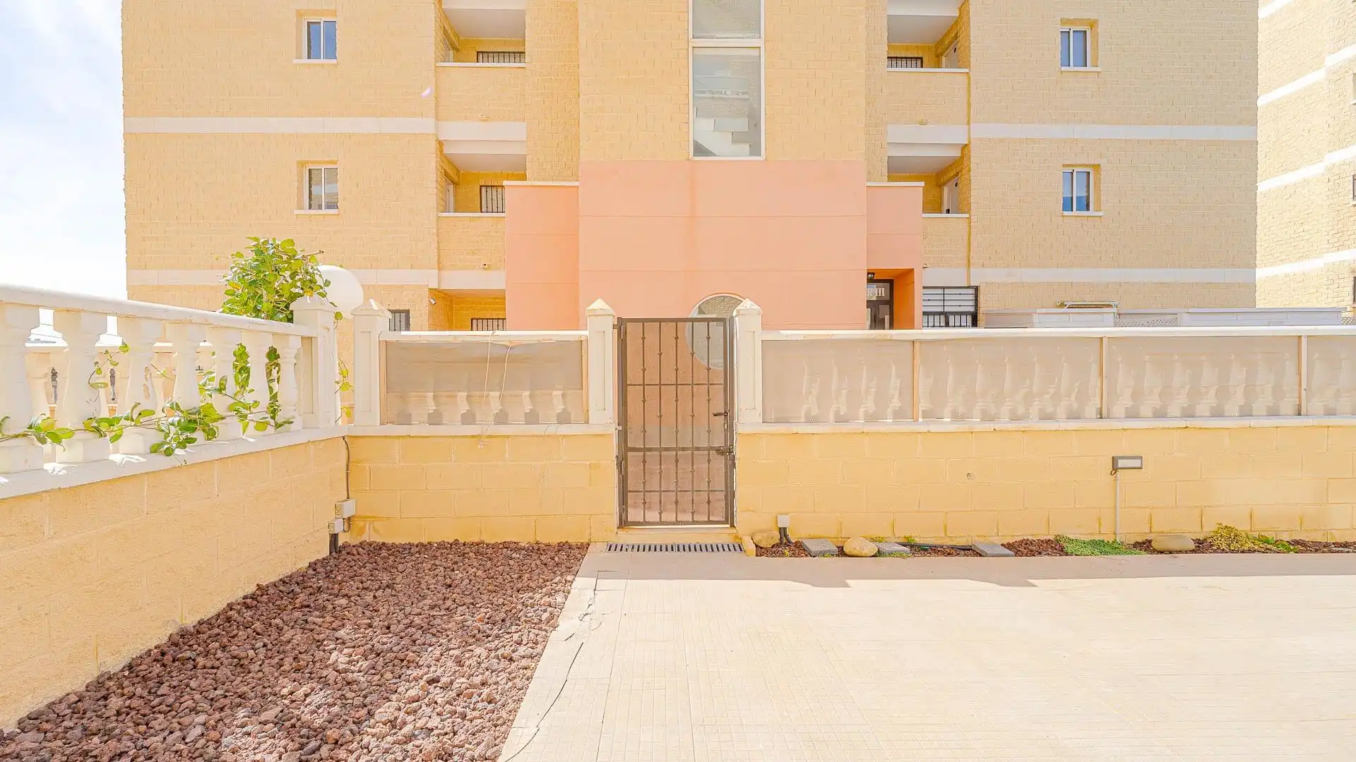 Vista exterior de Planta baja en venta en Torrevieja con Jardín privado, Terraza y Trastero