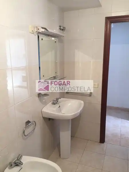 Bathroom of Flat for rent in Santiago de Compostela   with Furnished