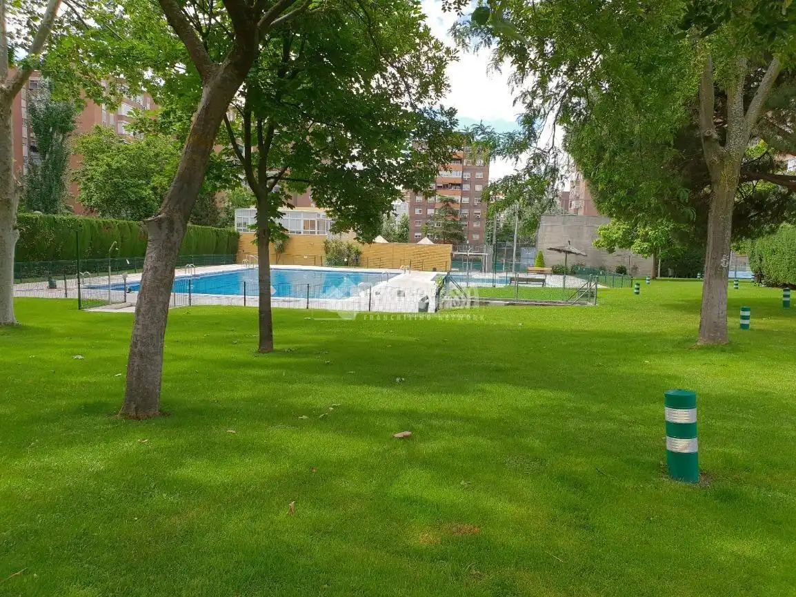 Piscina de Piso en venta en Fuenlabrada con Terraza y Piscina comunitaria