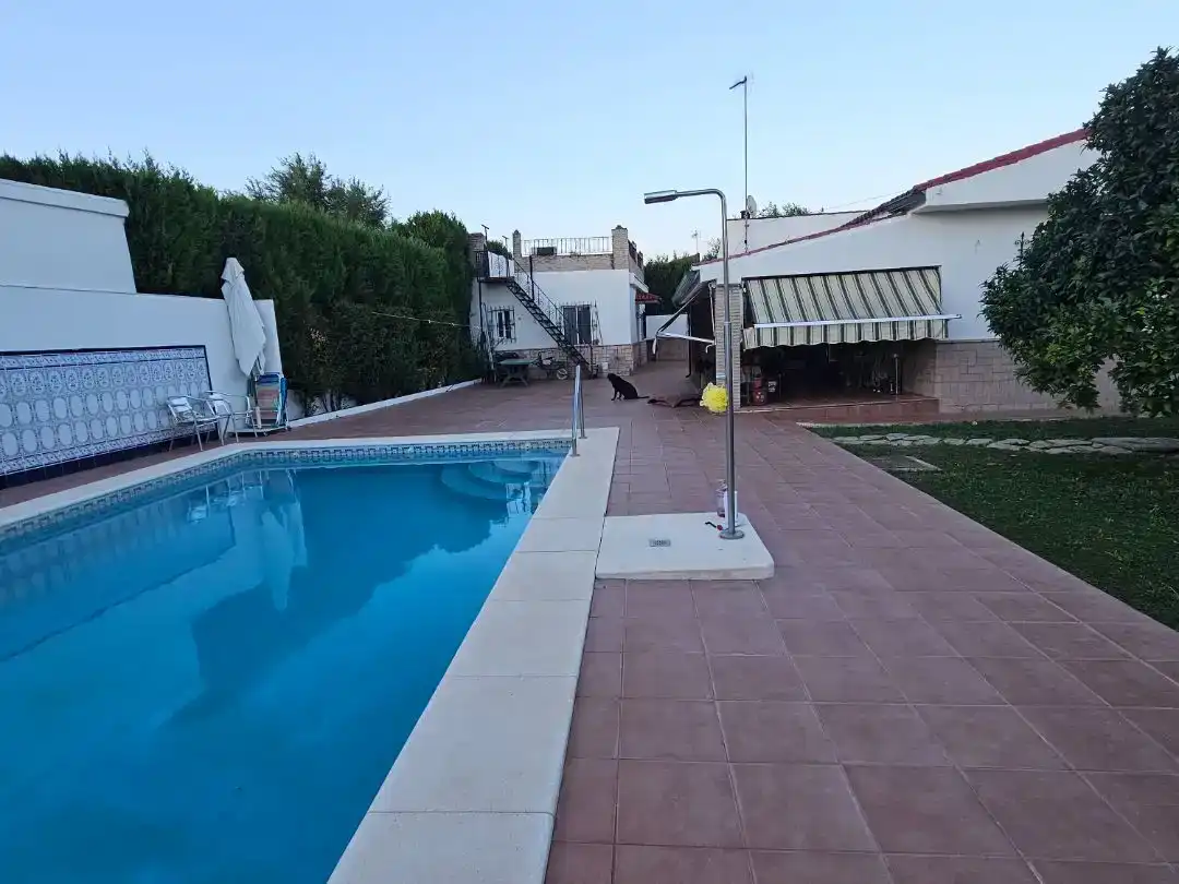 Piscina de Pis en venda en Espartinas amb Aire condicionat, Jardí privat i Piscina