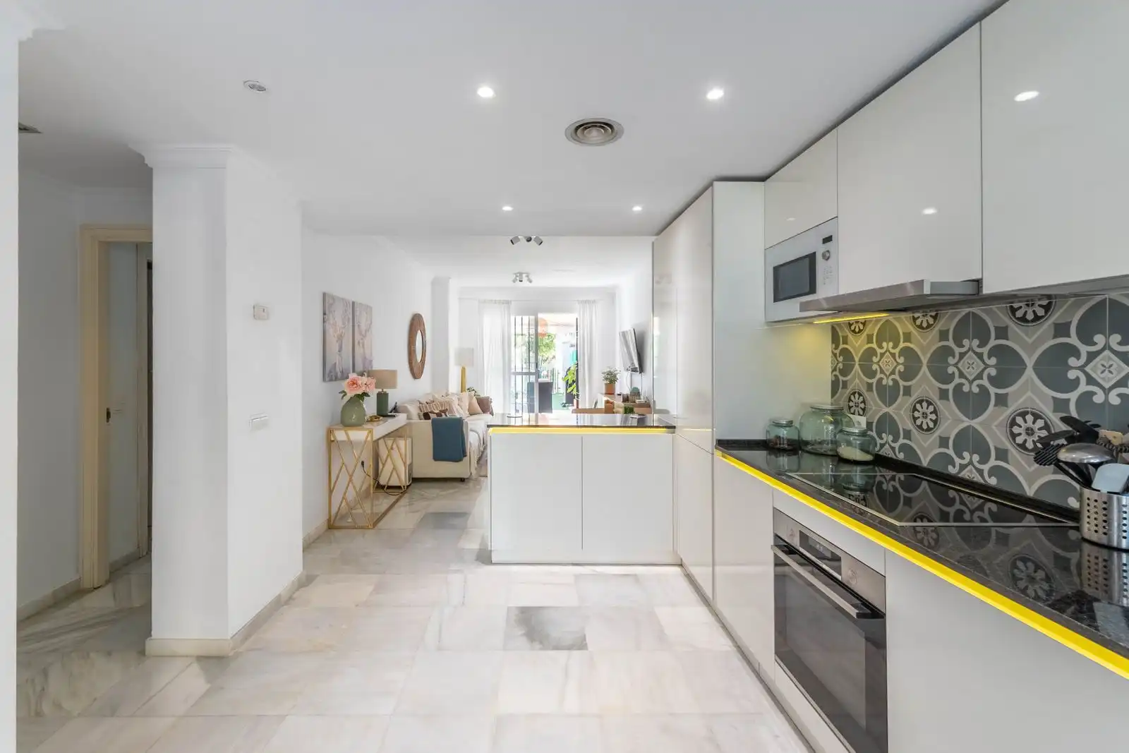 Cuina de Apartament en venda en Marbella amb Jardí privat, Terrassa i Moblat