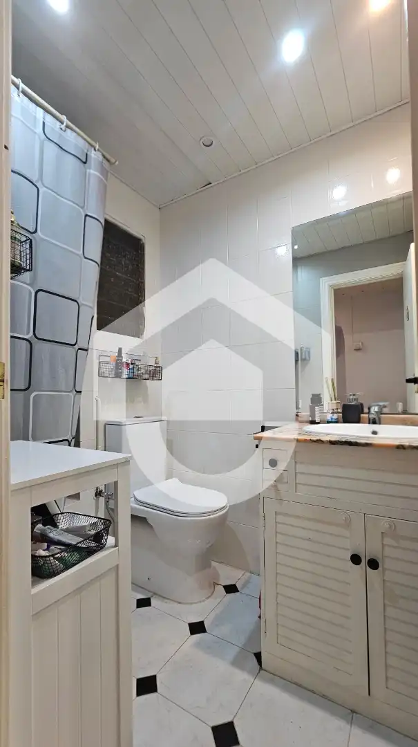 Badezimmer von Wohnung zum Verkauf in Barcelona mit Klimaanlage, Heizung und Parkett