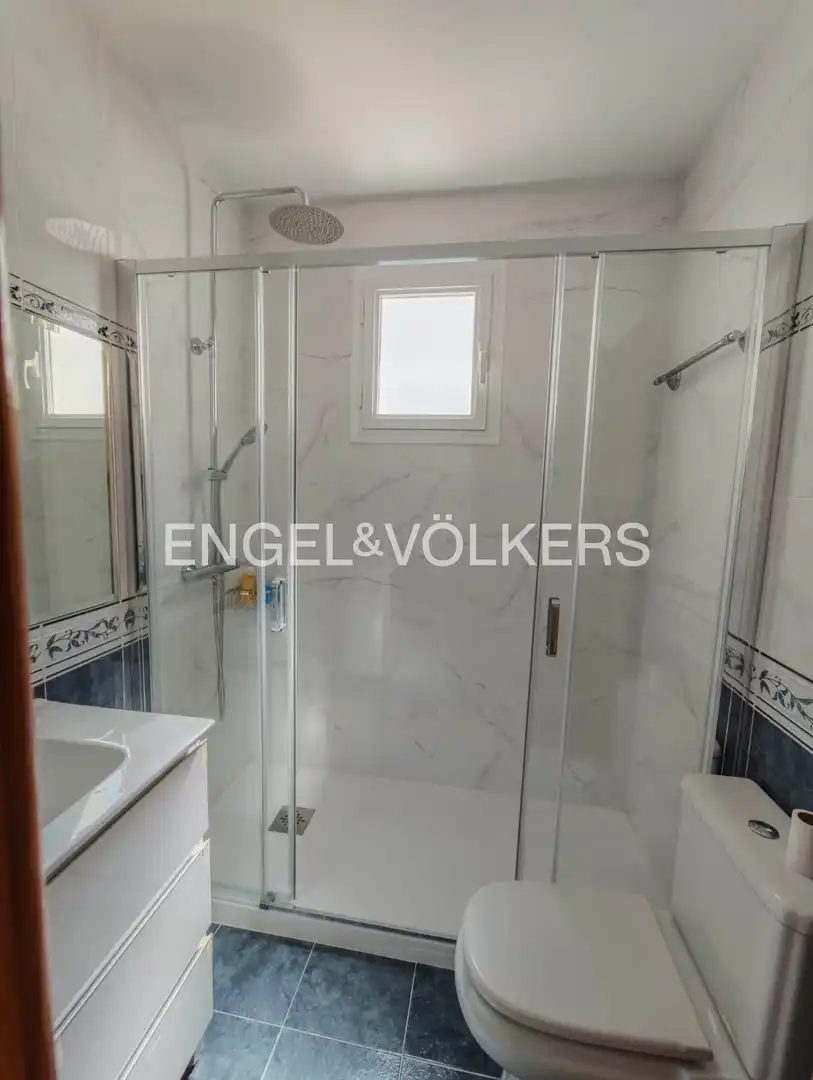 Bathroom of Flat for rent in Madrid  with Air Conditioner, Heating and Parquet flooring