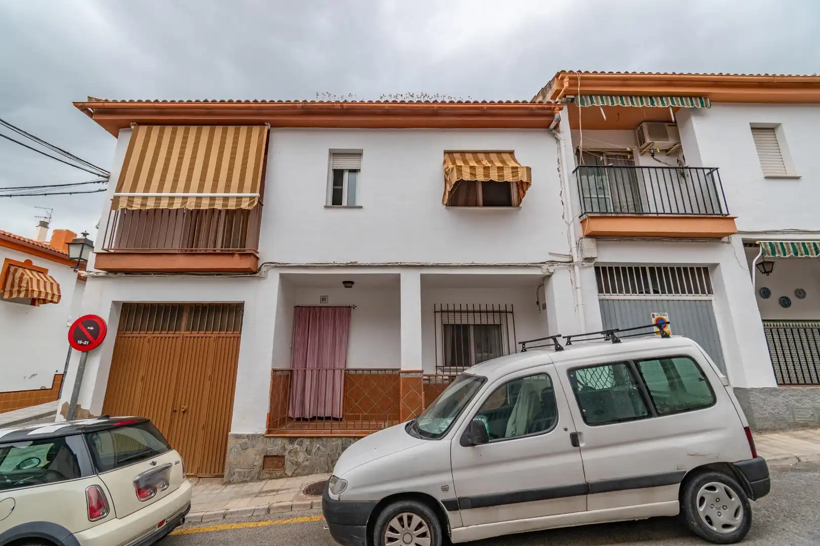 Vista exterior de Casa adosada en venda en La Zubia amb Terrassa