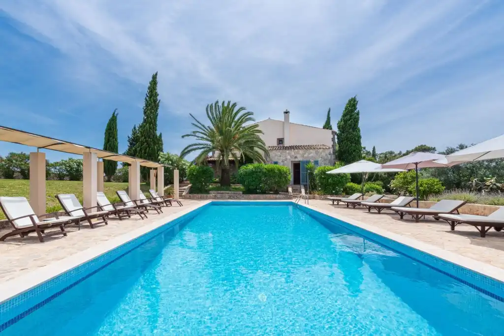 Country house with pool for sale in Petra