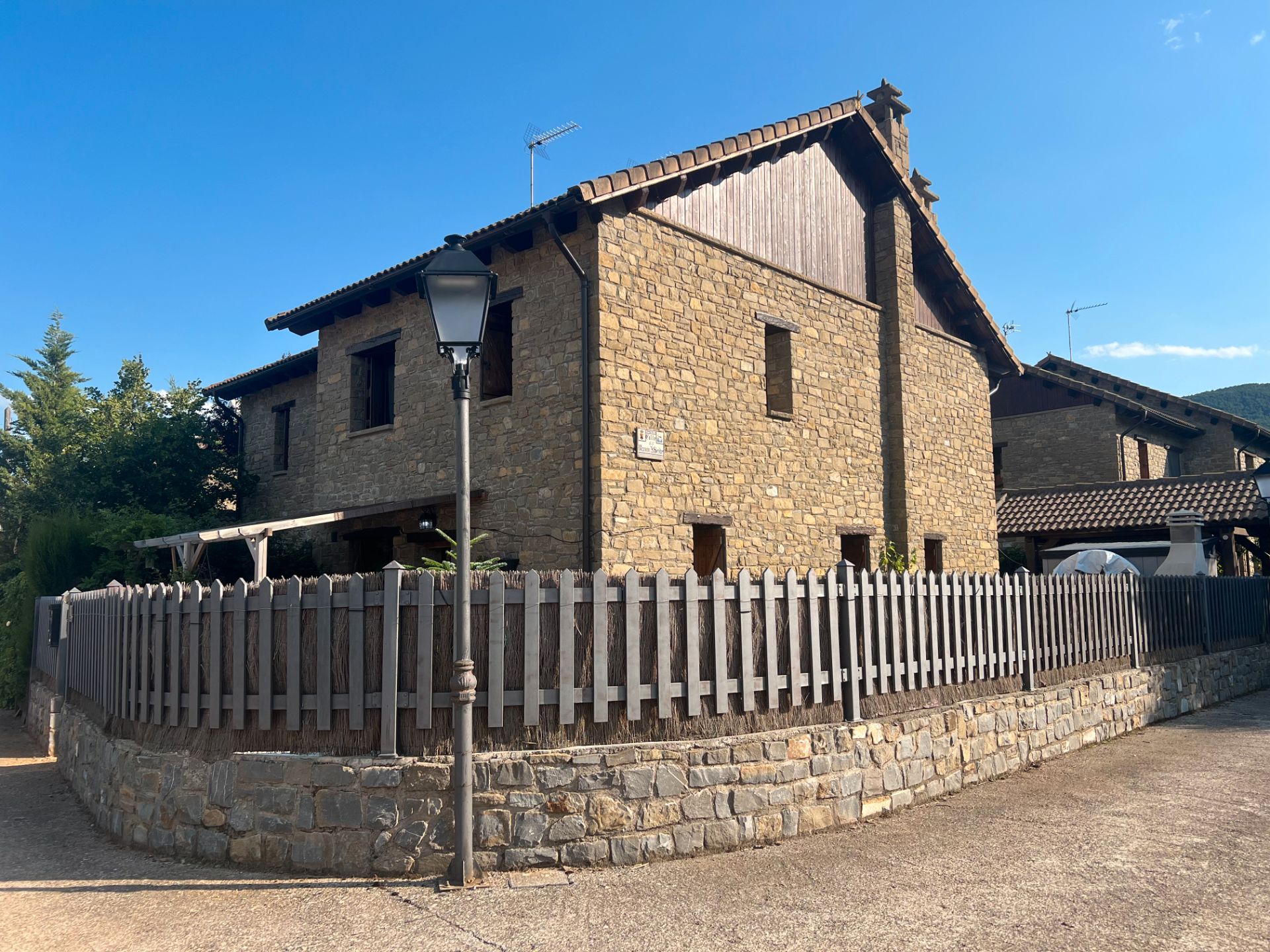 Vista exterior de Casa o xalet en venda en Castiello de Jaca amb Piscina
