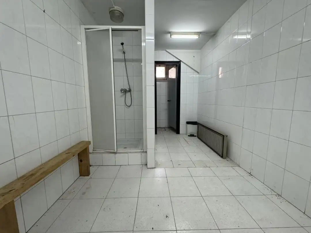 Badezimmer von Fabrikhallen zur Miete in Legazpi