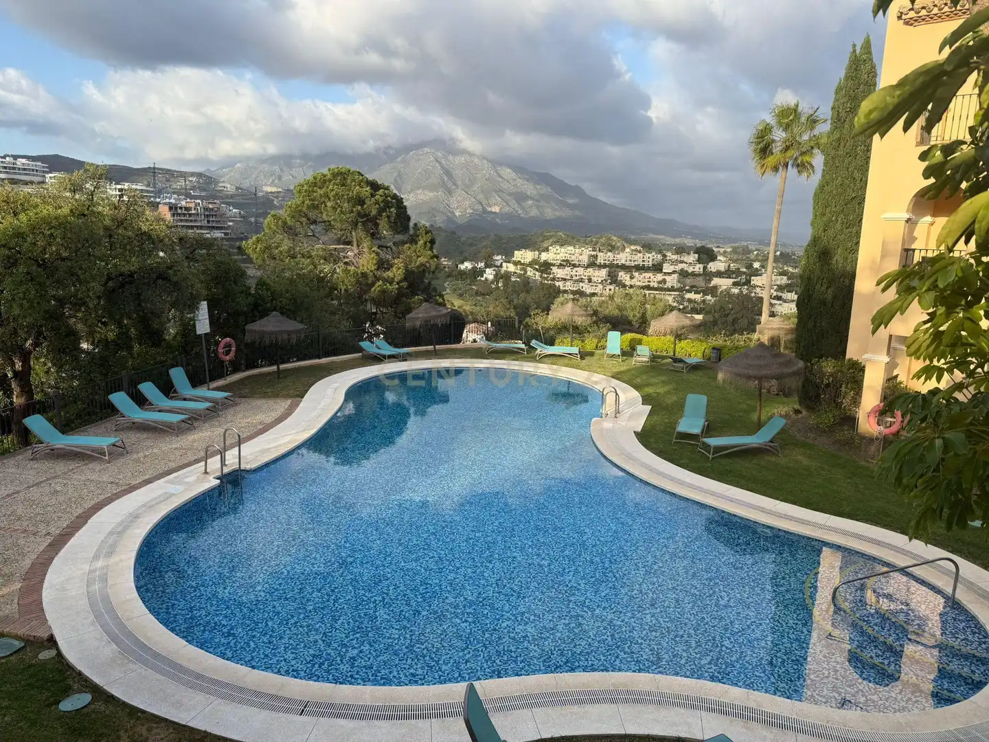Schwimmbecken von Wohnungen zur Miete in Benahavís mit Klimaanlage, Privatgarten und Schwimmbad
