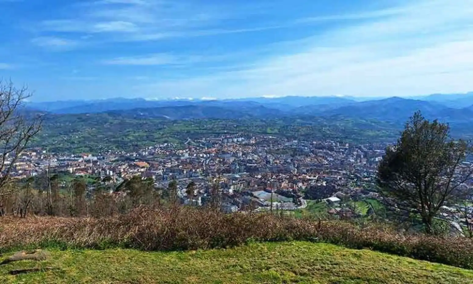 Vista exterior de Àtic en venda en Oviedo  amb Calefacció, Jardí privat i Parquet