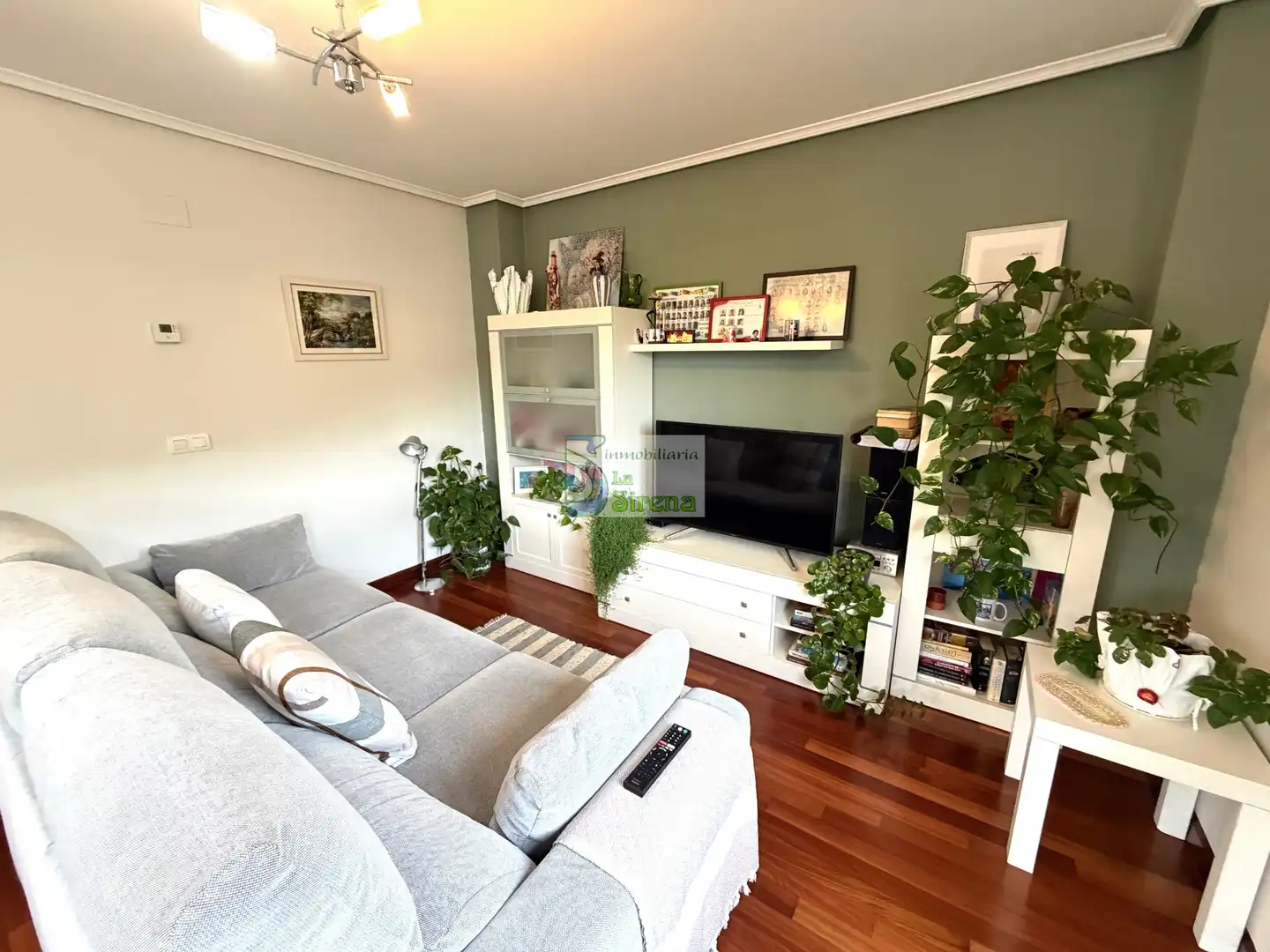 Sala d'estar de Casa o xalet en venda en Castro-Urdiales amb Calefacció, Jardí privat i Terrassa