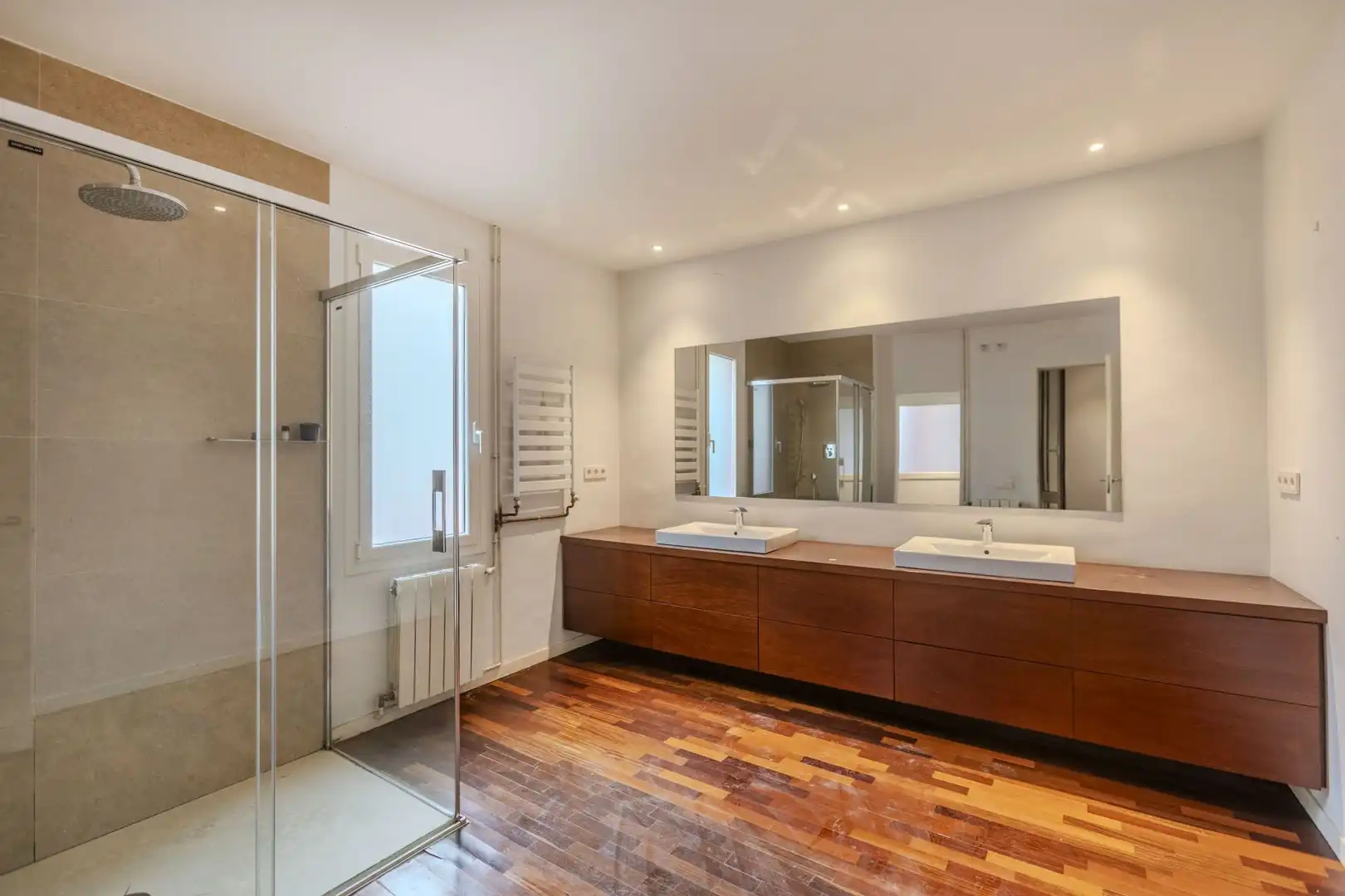 Baño de Casa adosada en venta en Barcelona con Parquet y Terraza