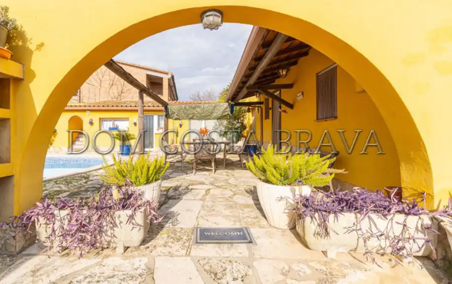 Vista exterior de Casa o xalet en venda en Viladamat amb Aire condicionat, Calefacció i Moblat