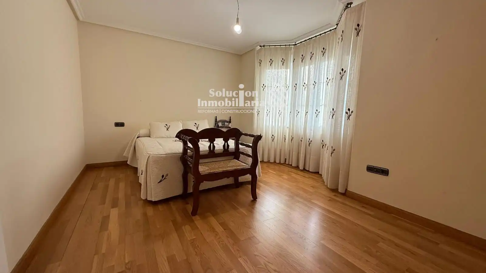 Habitación de Casa adosada en venta en Carrascal de Barregas con Calefacción, Terraza y Amueblado