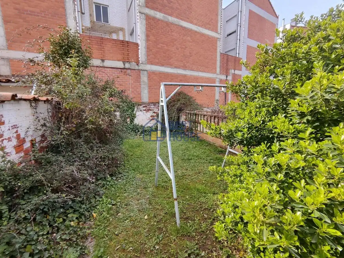Casa o xalet en venda en León Capital  amb Calefacció, Jardí privat i Parquet