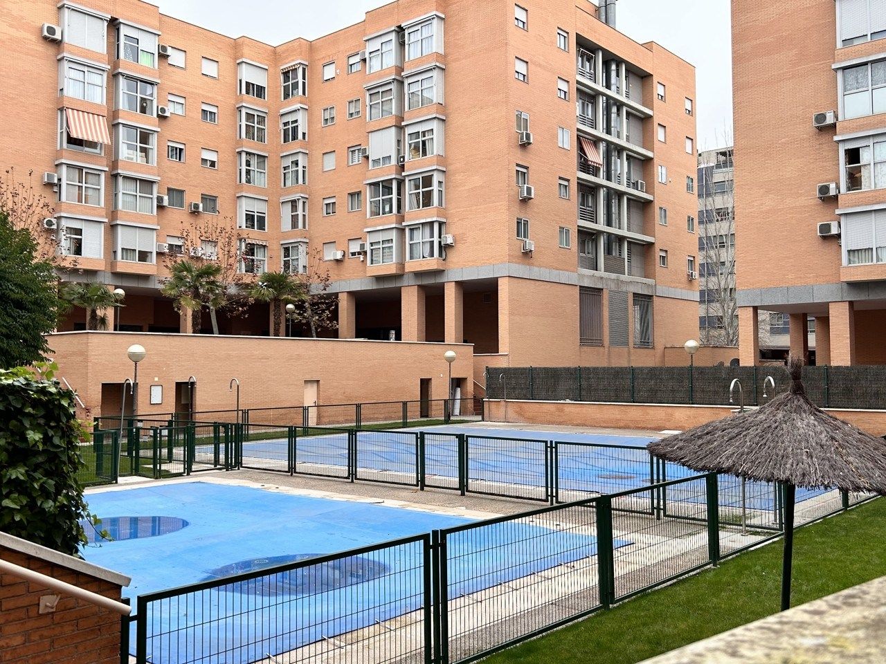 Swimming pool of Flat to rent in  Madrid Capital  with Air Conditioner, Heating and Parquet flooring