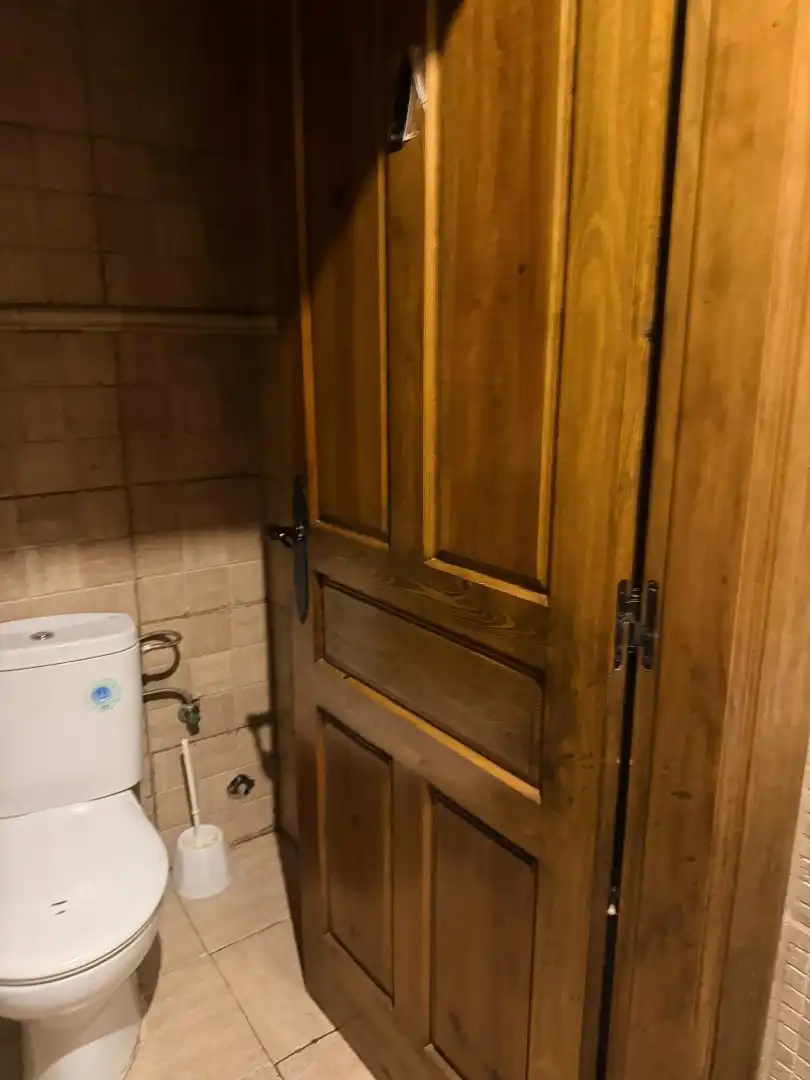 Bany de Local de lloguer en Torrelavega  amb Aire condicionat, Terrassa i Moblat