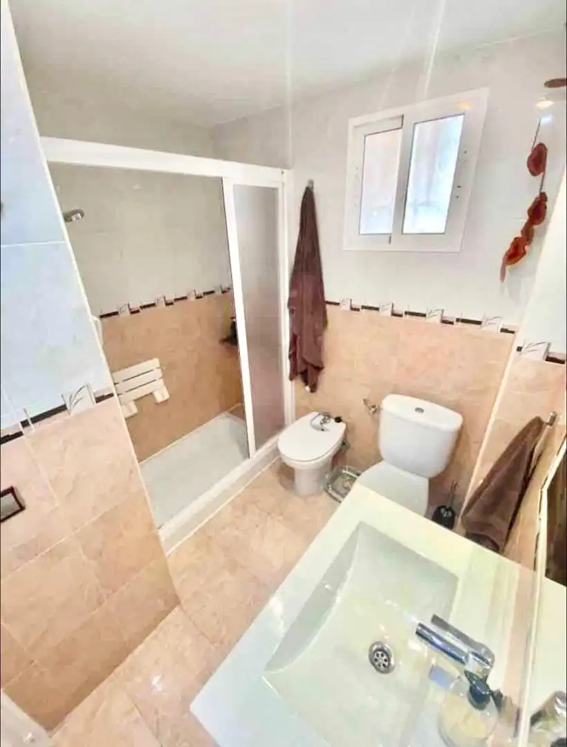 Badezimmer von Wohnungen zur Miete in Alicante / Alacant mit Klimaanlage, Schwimmbad und Möbliert