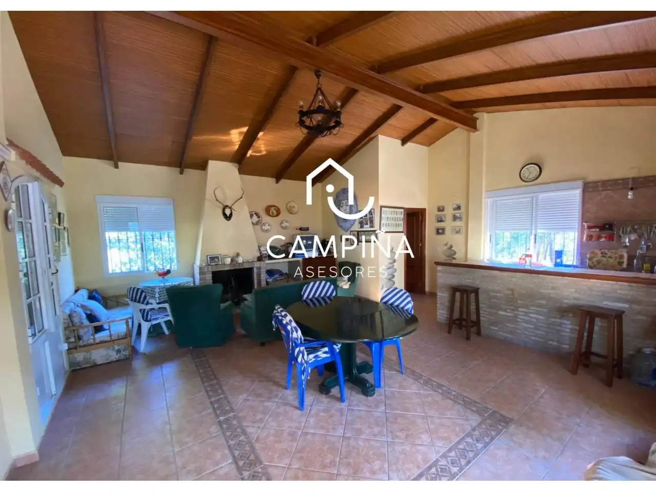 Sala d'estar de Finca rústica en venda en Beas amb Jardí privat, Terrassa i Moblat