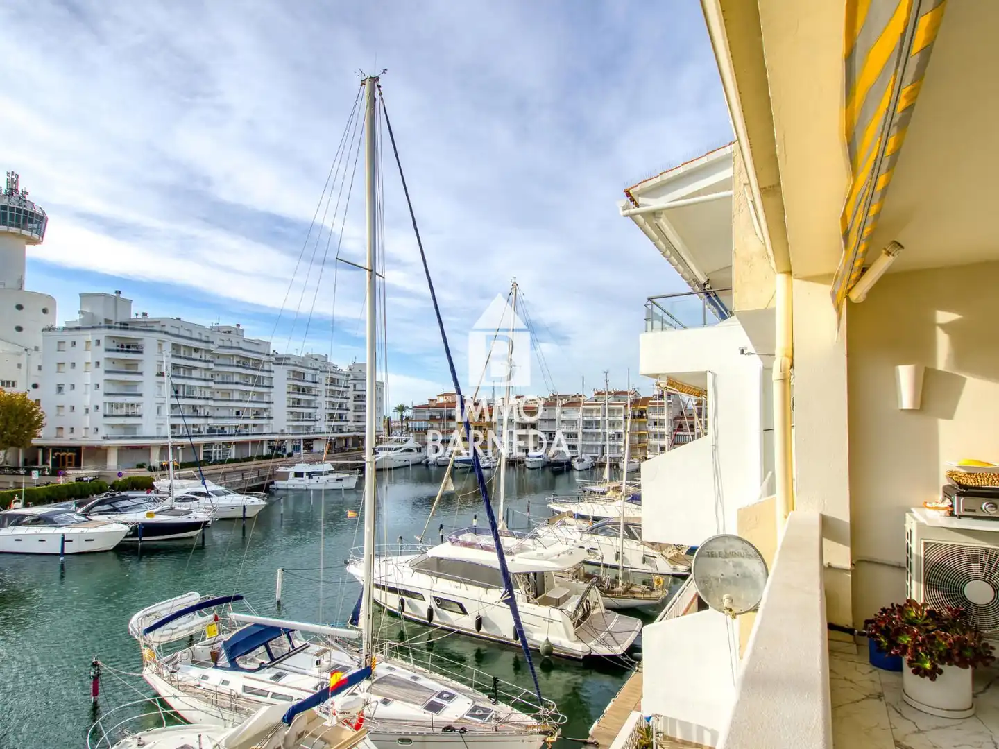 Außenansicht von Wohnung zum Verkauf in Empuriabrava mit Klimaanlage, Heizung und Terrasse