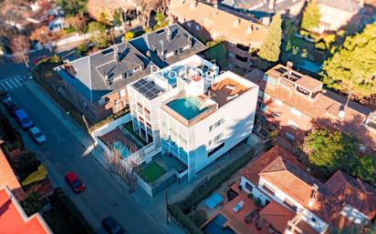 Vista exterior de Àtic en venda en Sant Cugat del Vallès amb Aire condicionat i Piscina